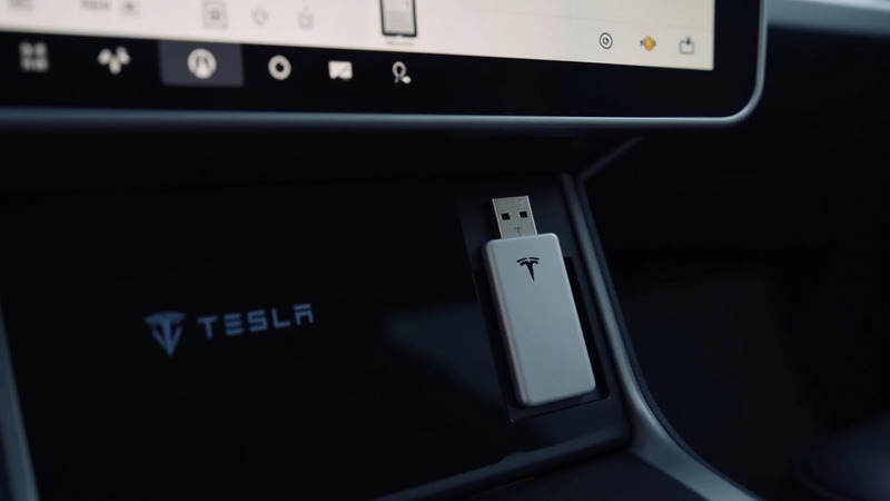 USB-Stick mit Tesla verbinden